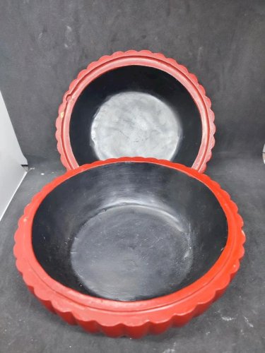 ancienne bonbonnière en bois chinoise laque rouge en bon etat