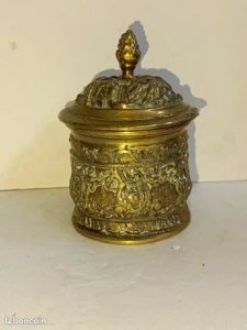 ancienne bonbonniere en bronze a decor floral en bon etat