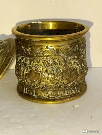 ancienne bonbonniere en bronze a decor floral en bon etat