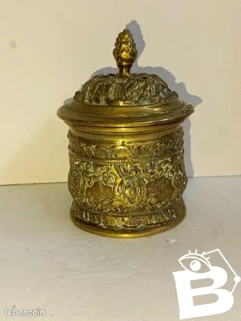 ancienne bonbonniere en bronze a decor floral en bon etat