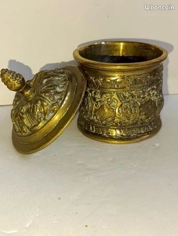 ancienne bonbonniere en bronze a decor floral en bon etat