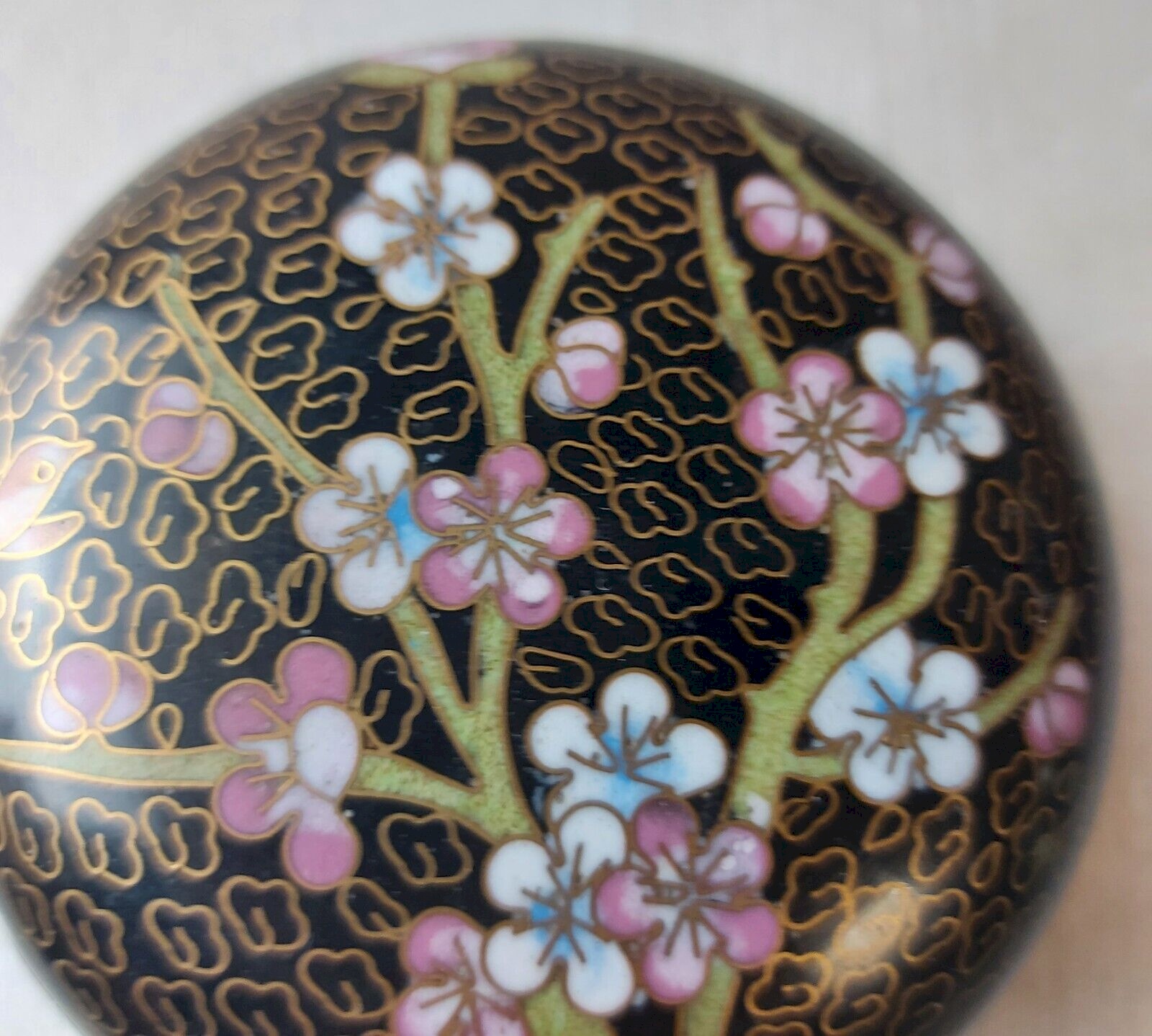 Pince à écharpe Vintage émail Cloisonné - Motif Fleur Noir Rouge Violet Jonquille, Ton Doré, Occasion