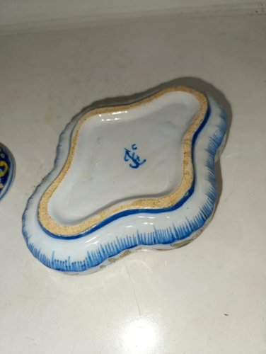 ancienne bonbonniere style devres signée sous la base en bon etat