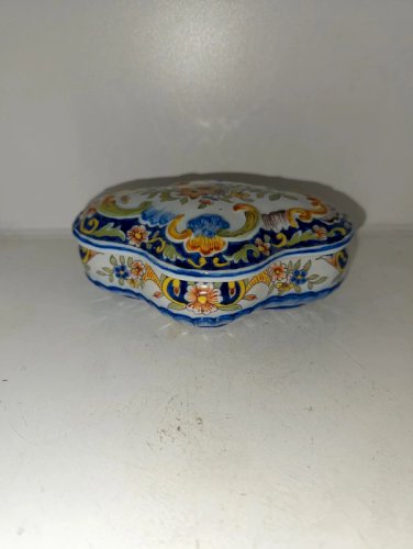 ancienne bonbonniere style devres signée sous la base en bon etat