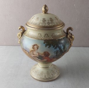 Ancienne bonbonnière / urne, décor François Boucher, en porcelaine GL Japan