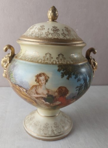 Ancienne bonbonnière / urne, décor François Boucher, en porcelaine GL Japan