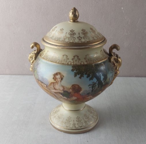 Ancienne bonbonnière / urne, décor François Boucher, en porcelaine GL Japan