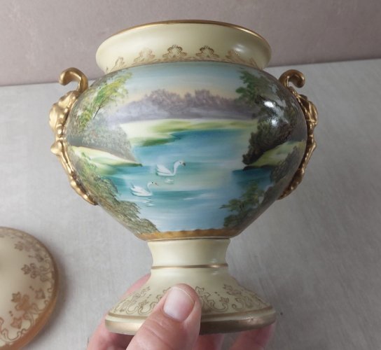 Ancienne bonbonnière / urne, décor François Boucher, en porcelaine GL Japan