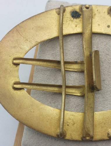 Ancienne boucle de ceinture en métal doré et émail vert