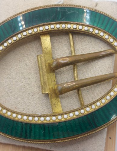 Ancienne boucle de ceinture en métal doré et émail vert