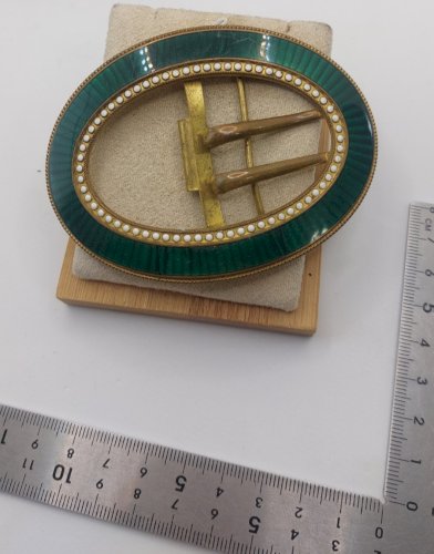 Ancienne boucle de ceinture en métal doré et émail vert
