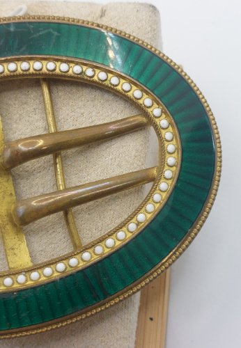 Ancienne boucle de ceinture en métal doré et émail vert