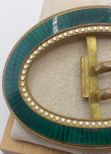 Ancienne boucle de ceinture en métal doré et émail vert