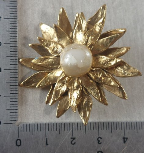 Ancienne boucle doreille clip orpheline, Yves Saint Laurent, vintage