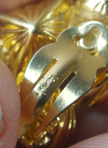 Ancienne boucle doreille clip orpheline, Yves Saint Laurent, vintage