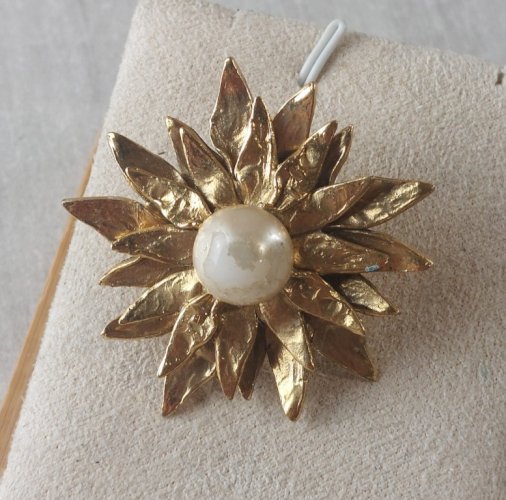 Ancienne boucle doreille clip orpheline, Yves Saint Laurent, vintage