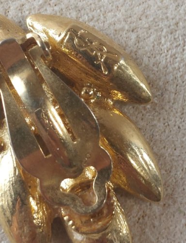 Ancienne boucle doreille clip orpheline, Yves Saint Laurent, vintage