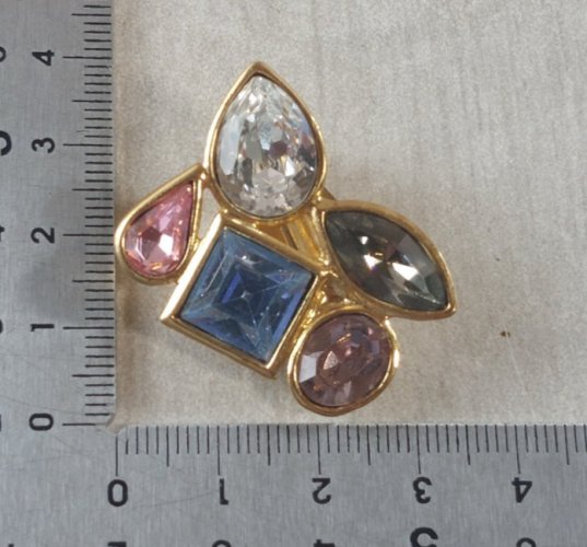 Ancienne boucle doreille clip orpheline, Yves Saint Laurent, vintage
