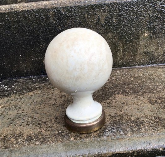 ANCIENNE  BOULE D ESCALIER EN FONTE DE FER ÉMAILLÉE BLANC CASSÉ OBJET DE METIER