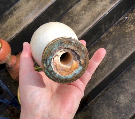 ANCIENNE  BOULE D ESCALIER EN FONTE DE FER ÉMAILLÉE BLANC CASSÉ OBJET DE METIER