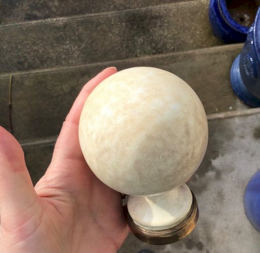 ANCIENNE  BOULE D ESCALIER EN FONTE DE FER ÉMAILLÉE BLANC CASSÉ OBJET DE METIER