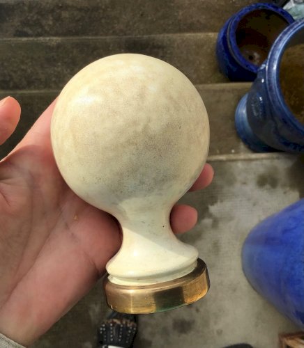 ANCIENNE  BOULE D ESCALIER EN FONTE DE FER ÉMAILLÉE BLANC CASSÉ OBJET DE METIER