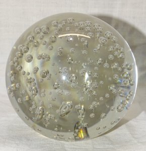 -  ANCIENNE BOULE de SULFURE PRESSE PAPIER VERRE INCOLORE  à BULLES     D
