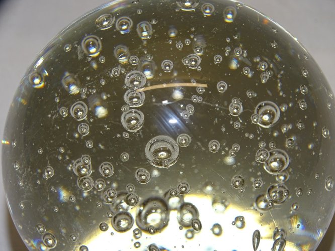 -  ANCIENNE BOULE de SULFURE PRESSE PAPIER VERRE INCOLORE  à BULLES     D