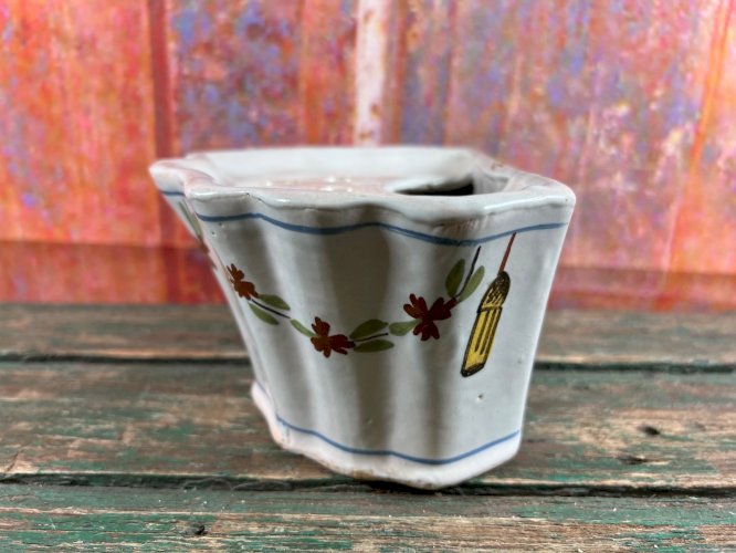 Ancienne bouquetière en faïence de Nevers décor fleurs, XIXe – 19,5 cm