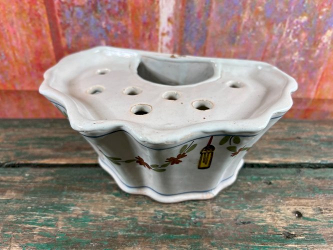 Ancienne bouquetière en faïence de Nevers décor fleurs, XIXe – 19,5 cm