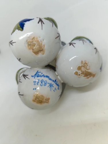 ancienne Bouquetière en faïence decor breton marquée noirmoutier signé Geo martel en bon etat