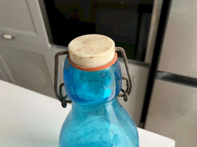 ancienne bouteille de lait en verre bleu (reproduction datant des annees 60/70)