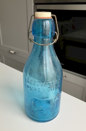ancienne bouteille de lait en verre bleu (reproduction datant des annees 60/70)