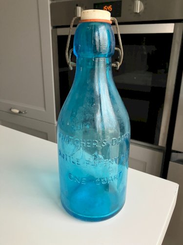 ancienne bouteille de lait en verre bleu (reproduction datant des annees 60/70)