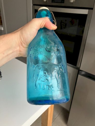 ancienne bouteille de lait en verre bleu (reproduction datant des annees 60/70)