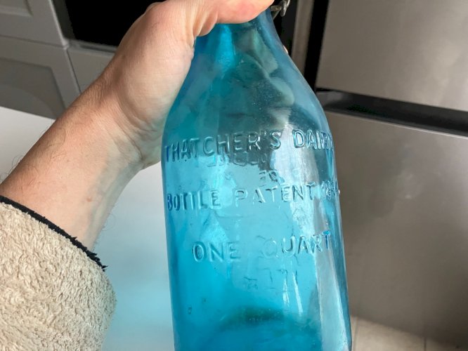 ancienne bouteille de lait en verre bleu (reproduction datant des annees 60/70)