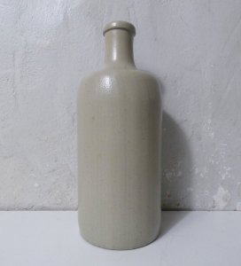 ancienne bouteille en grès beige