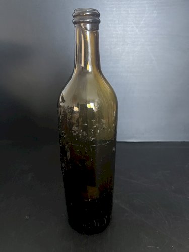 Ancienne bouteille en verre fumé ANGOT COULON DISTILATEUR MONTSUR MAYENNE