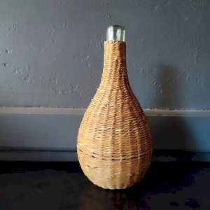 Ancienne bouteille habillée d’osier