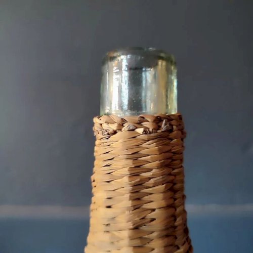 Ancienne bouteille habillée d’osier