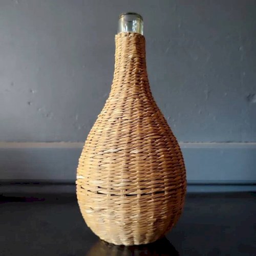 Ancienne bouteille habillée d’osier