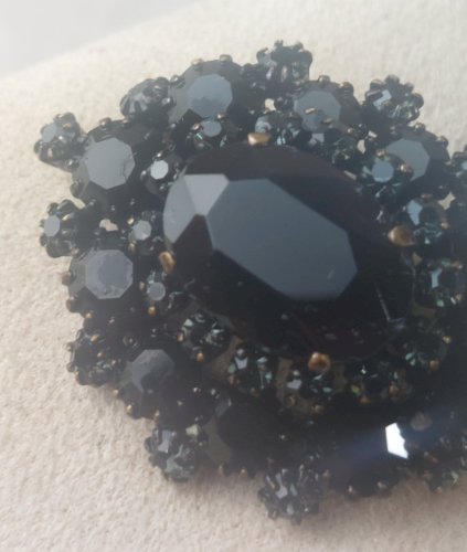 Ancienne broche avec strass noires, vintage