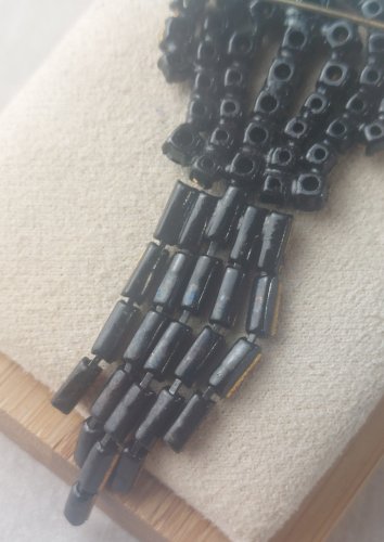 Ancienne broche avec strass rouges pendantes, vintage