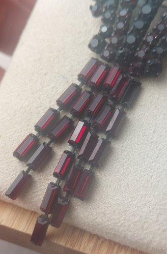 Ancienne broche avec strass rouges pendantes, vintage