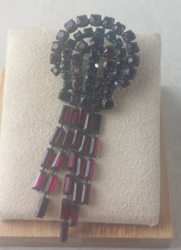 Ancienne broche avec strass rouges pendantes, vintage