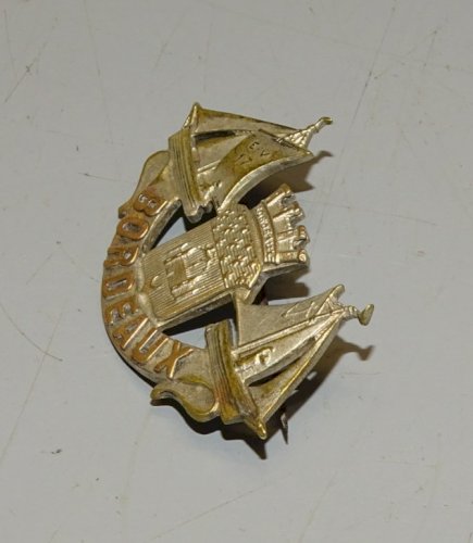 -ANCIENNE BROCHE BORDEAUX METAL ARGENTE COLLECTION BIJOU ANCIEN VITRINE    D