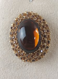 Ancienne broche, cabochon orange et strass, métal doré, vintage