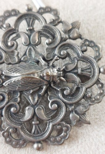 Ancienne broche décor cigale, en métal argenté