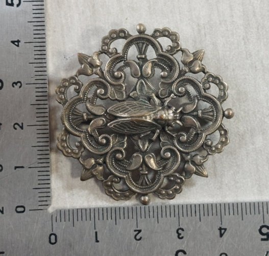 Ancienne broche décor cigale, en métal argenté