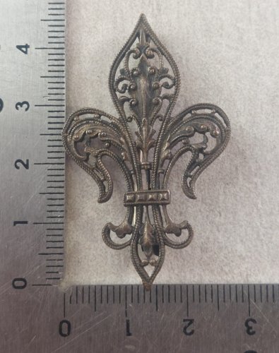 Ancienne broche, décor fleur de lys, en métal argenté